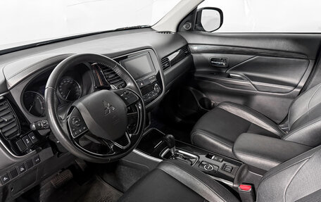 Mitsubishi Outlander III рестайлинг 3, 2018 год, 1 990 000 рублей, 9 фотография