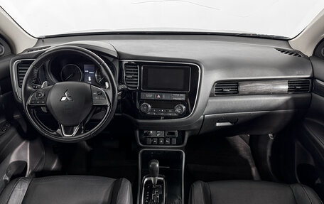 Mitsubishi Outlander III рестайлинг 3, 2018 год, 1 990 000 рублей, 15 фотография