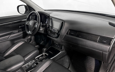 Mitsubishi Outlander III рестайлинг 3, 2018 год, 1 990 000 рублей, 14 фотография