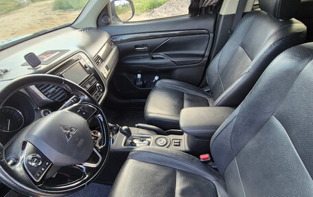 Mitsubishi Outlander III рестайлинг 3, 2016 год, 1 800 000 рублей, 9 фотография