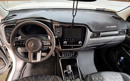 Mitsubishi Outlander III рестайлинг 3, 2020 год, 3 900 000 рублей, 6 фотография