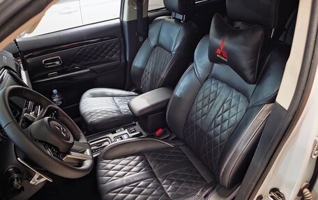 Mitsubishi Outlander III рестайлинг 3, 2020 год, 3 900 000 рублей, 8 фотография