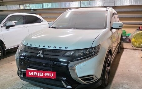 Mitsubishi Outlander III рестайлинг 3, 2020 год, 3 900 000 рублей, 3 фотография
