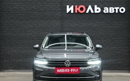 Volkswagen Tiguan II, 2021 год, 2 900 000 рублей, 2 фотография