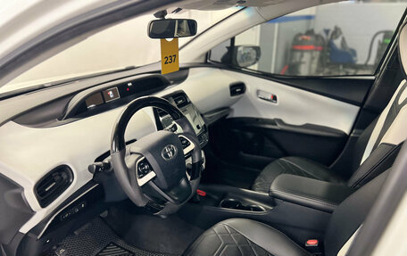 Toyota Prius IV XW50, 2016 год, 1 780 000 рублей, 11 фотография