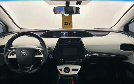 Toyota Prius IV XW50, 2016 год, 1 780 000 рублей, 15 фотография