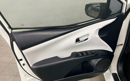 Toyota Prius IV XW50, 2016 год, 1 780 000 рублей, 13 фотография
