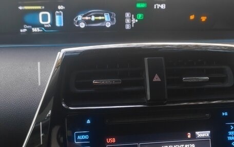 Toyota Prius IV XW50, 2018 год, 1 750 000 рублей, 7 фотография