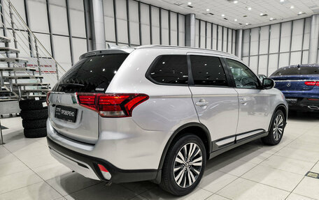 Mitsubishi Outlander III рестайлинг 3, 2021 год, 2 700 000 рублей, 6 фотография