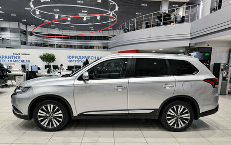 Mitsubishi Outlander III рестайлинг 3, 2021 год, 2 700 000 рублей, 10 фотография