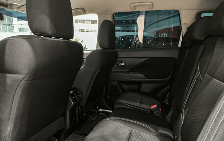 Mitsubishi Outlander III рестайлинг 3, 2021 год, 2 700 000 рублей, 15 фотография