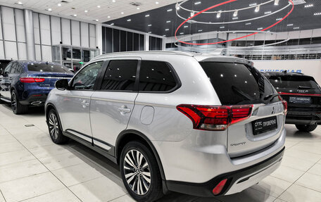 Mitsubishi Outlander III рестайлинг 3, 2021 год, 2 700 000 рублей, 8 фотография