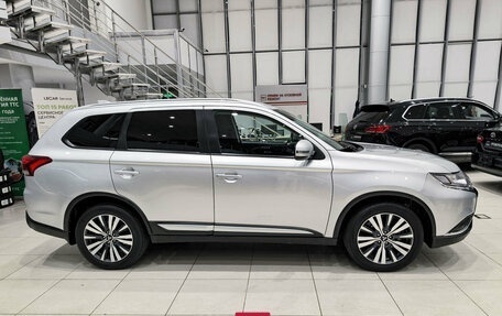 Mitsubishi Outlander III рестайлинг 3, 2021 год, 2 700 000 рублей, 5 фотография