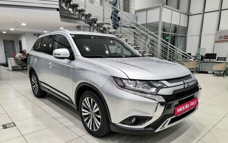 Mitsubishi Outlander III рестайлинг 3, 2021 год, 2 700 000 рублей, 3 фотография