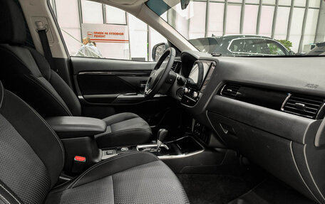 Mitsubishi Outlander III рестайлинг 3, 2021 год, 2 700 000 рублей, 13 фотография