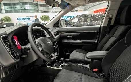 Mitsubishi Outlander III рестайлинг 3, 2021 год, 2 700 000 рублей, 20 фотография