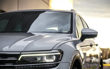 Volkswagen Tiguan II, 2018 год, 2 399 000 рублей, 2 фотография