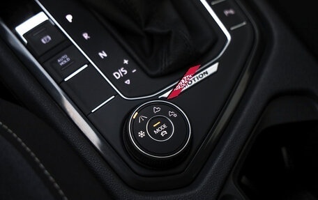 Volkswagen Tiguan II, 2018 год, 2 399 000 рублей, 21 фотография