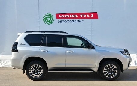 Toyota Land Cruiser Prado 150 рестайлинг 2, 2022 год, 5 950 000 рублей, 4 фотография