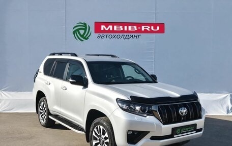 Toyota Land Cruiser Prado 150 рестайлинг 2, 2022 год, 5 950 000 рублей, 3 фотография