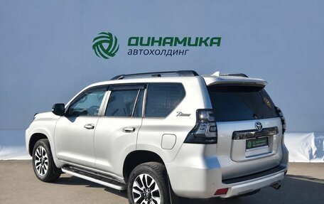 Toyota Land Cruiser Prado 150 рестайлинг 2, 2022 год, 5 950 000 рублей, 7 фотография