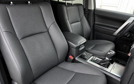 Toyota Land Cruiser Prado 150 рестайлинг 2, 2022 год, 5 950 000 рублей, 17 фотография