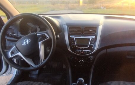Hyundai Solaris II рестайлинг, 2011 год, 600 000 рублей, 4 фотография