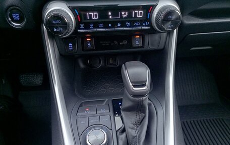 Toyota RAV4, 2021 год, 2 990 000 рублей, 10 фотография