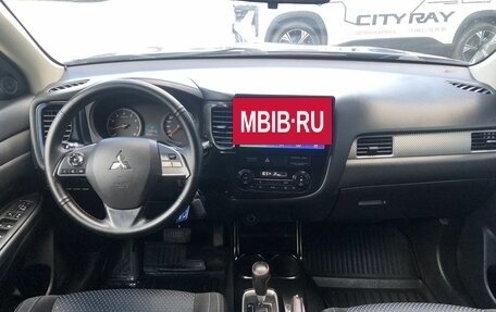 Mitsubishi Outlander III рестайлинг 3, 2016 год, 1 490 000 рублей, 10 фотография