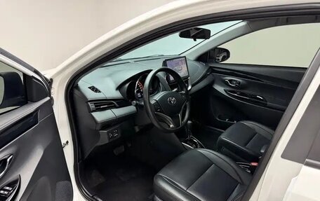 Toyota Yaris XP150 рестайлинг, 2022 год, 1 407 007 рублей, 24 фотография