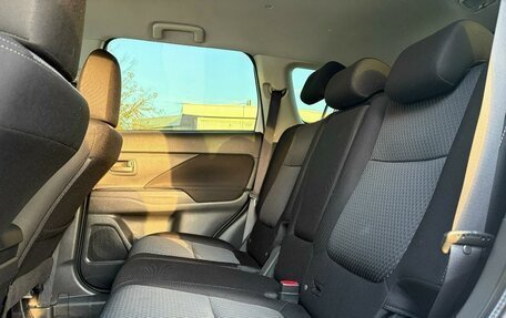 Mitsubishi Outlander III рестайлинг 3, 2017 год, 1 999 000 рублей, 7 фотография