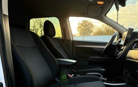 Mitsubishi Outlander III рестайлинг 3, 2017 год, 1 999 000 рублей, 10 фотография