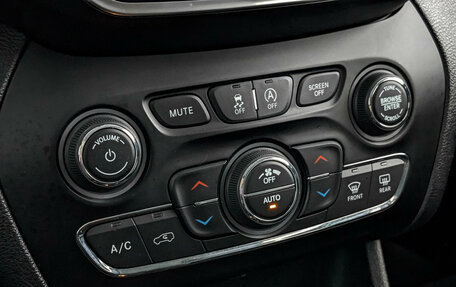 Jeep Cherokee, 2018 год, 1 915 000 рублей, 21 фотография