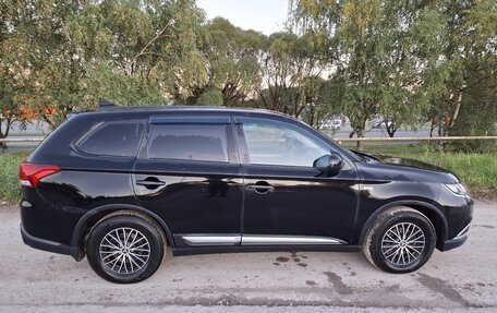 Mitsubishi Outlander III рестайлинг 3, 2017 год, 1 600 000 рублей, 7 фотография