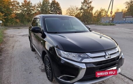 Mitsubishi Outlander III рестайлинг 3, 2017 год, 1 600 000 рублей, 3 фотография