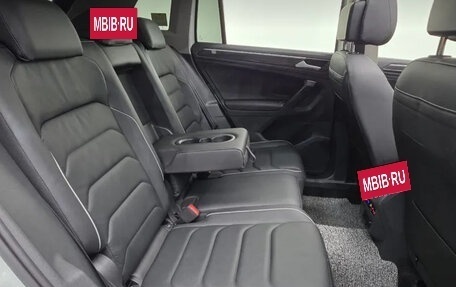 Volkswagen Tiguan II, 2023 год, 2 635 000 рублей, 18 фотография