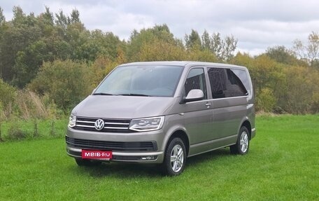 Volkswagen Caravelle T6 рестайлинг, 2015 год, 3 750 000 рублей, 1 фотография