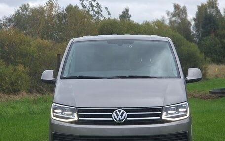 Volkswagen Caravelle T6 рестайлинг, 2015 год, 3 750 000 рублей, 2 фотография