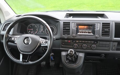 Volkswagen Caravelle T6 рестайлинг, 2015 год, 3 750 000 рублей, 10 фотография
