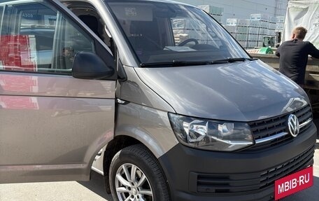 Volkswagen Caravelle T6 рестайлинг, 2015 год, 2 600 000 рублей, 2 фотография