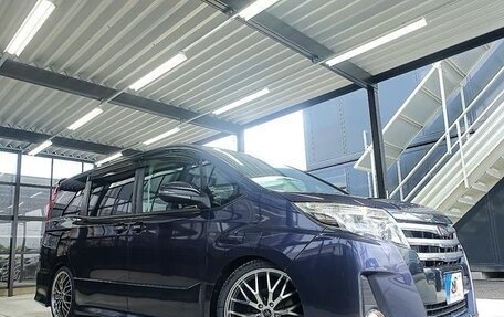 Toyota Noah III, 2017 год, 1 994 500 рублей, 3 фотография