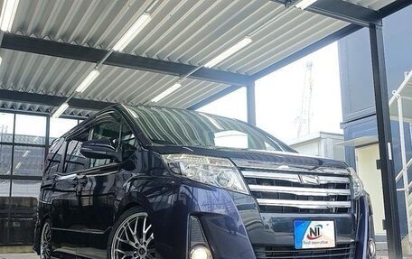 Toyota Noah III, 2017 год, 1 994 500 рублей, 2 фотография