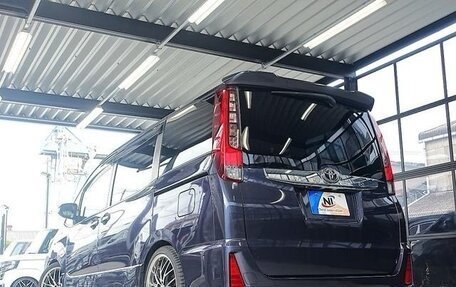 Toyota Noah III, 2017 год, 1 994 500 рублей, 10 фотография