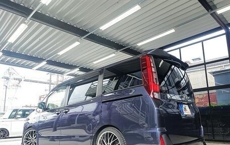 Toyota Noah III, 2017 год, 1 994 500 рублей, 4 фотография