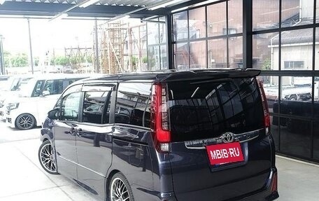 Toyota Noah III, 2017 год, 1 994 500 рублей, 9 фотография