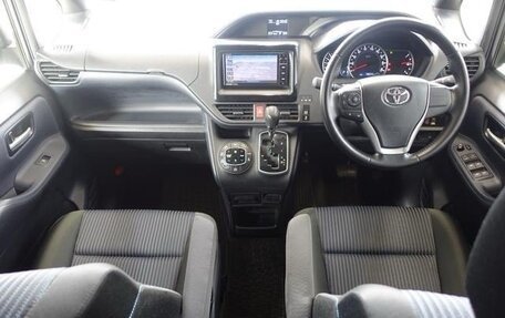 Toyota Noah III, 2017 год, 1 994 500 рублей, 17 фотография