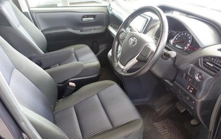 Toyota Noah III, 2017 год, 1 994 500 рублей, 18 фотография