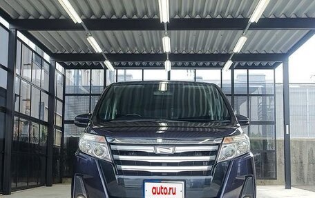 Toyota Noah III, 2017 год, 1 994 500 рублей, 13 фотография
