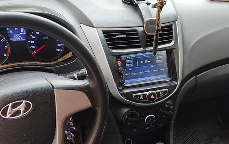 Hyundai Solaris II рестайлинг, 2013 год, 900 000 рублей, 8 фотография