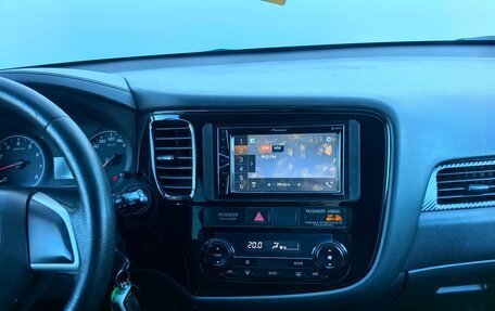 Mitsubishi Outlander III рестайлинг 3, 2015 год, 1 450 000 рублей, 13 фотография